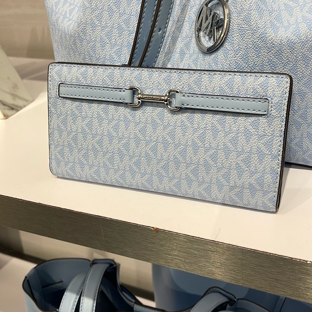 MICHAEL KORS Carson Large Signature Logo Bifold Wallet
Light Sky
NWT - Picture 4 of 16